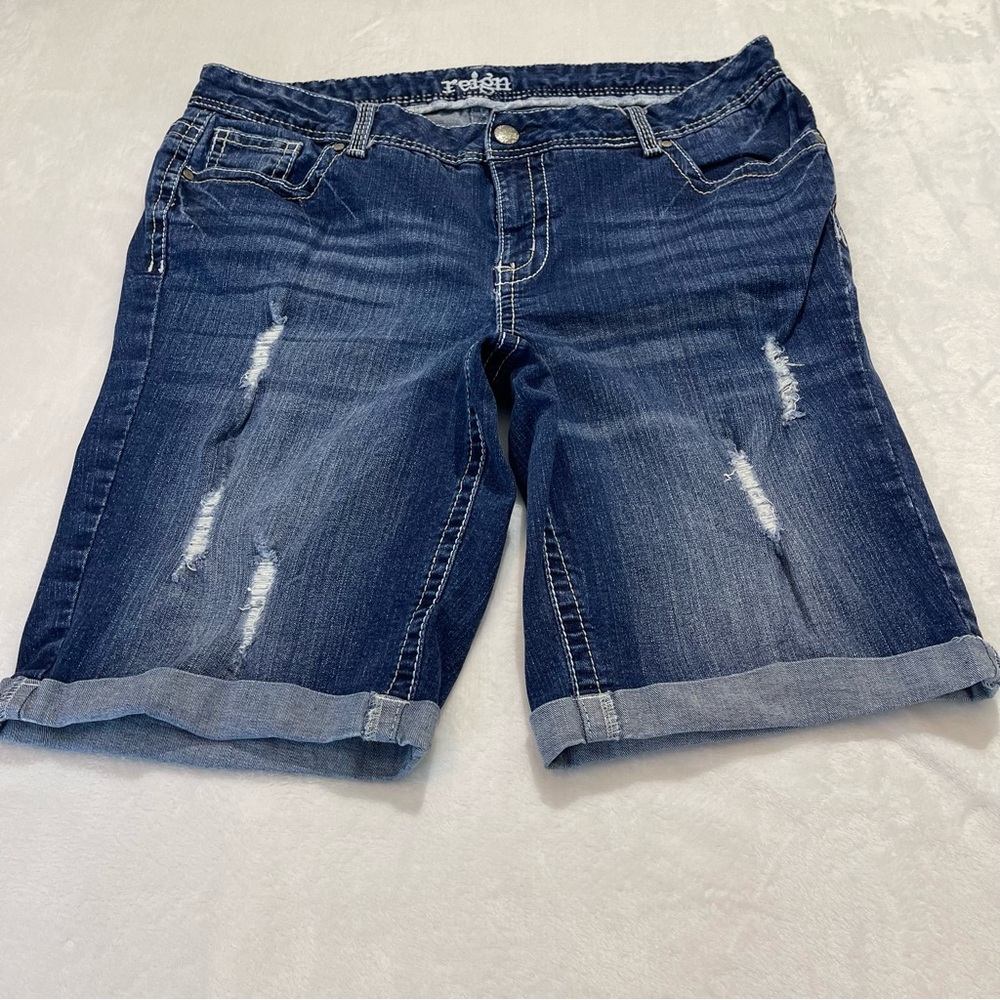 REIGN WOMENS BERMUDA SHORTS. SIZE 20